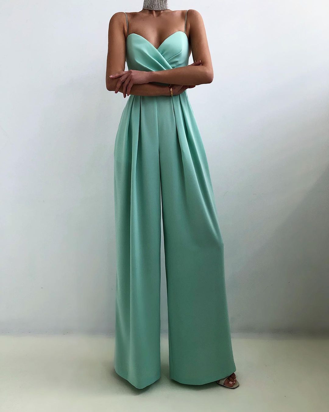 Damen Jumpsuit mit Spaghettiträgern für elegante Anlässe 4
