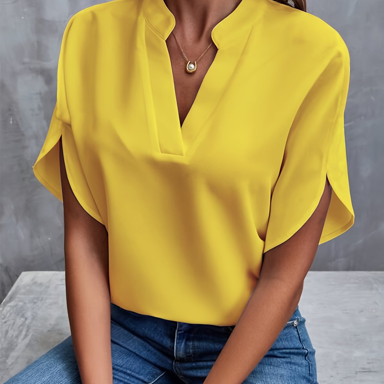 Elegant women's blouse made of cotton blend