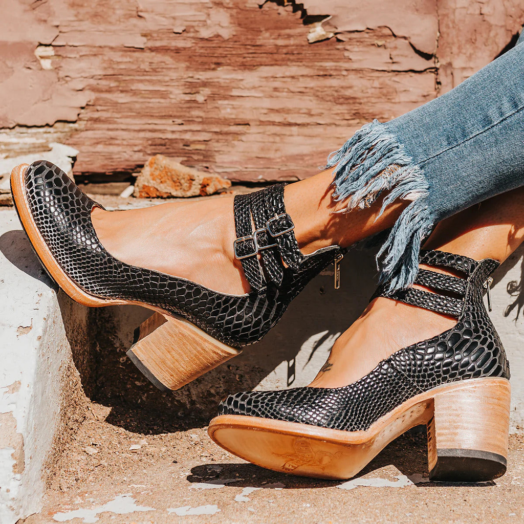 Elegant pumps for women with high closure