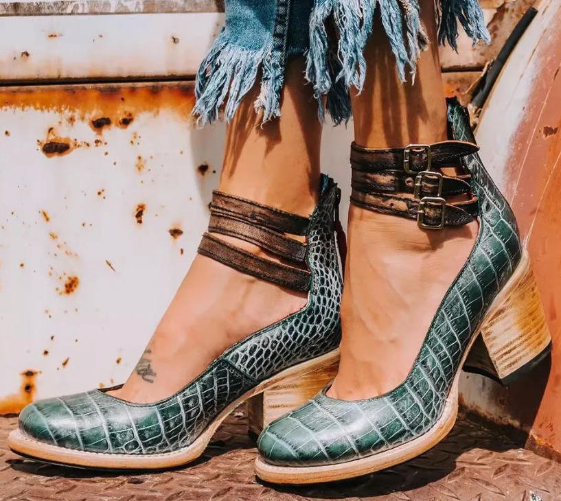 Elegant pumps for women with high closure