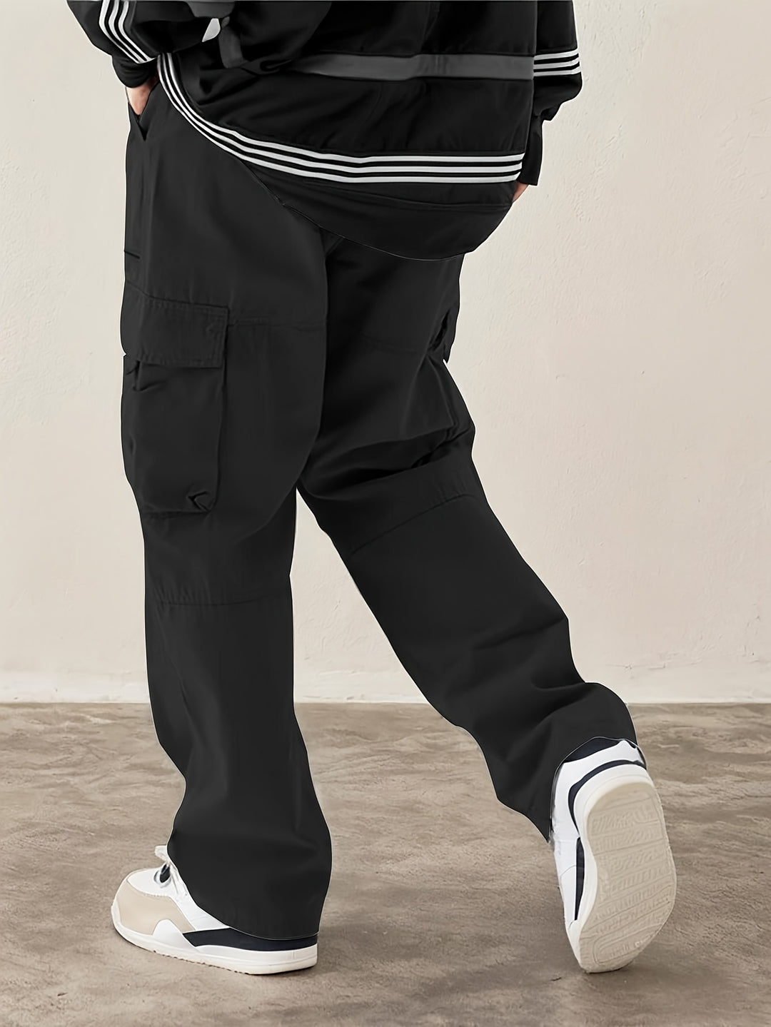 Men's cargo pants with adjustable waistband and practical pockets